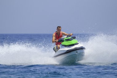Turistler jetski okyanusta sürüş keyfini