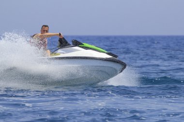 Turistler jetski okyanusta sürüş keyfini