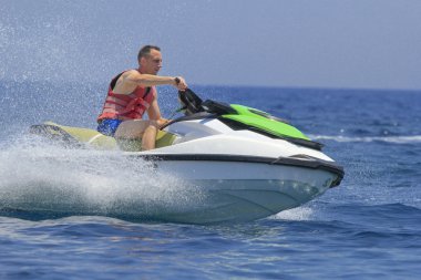 Turistler jetski okyanusta sürüş keyfini