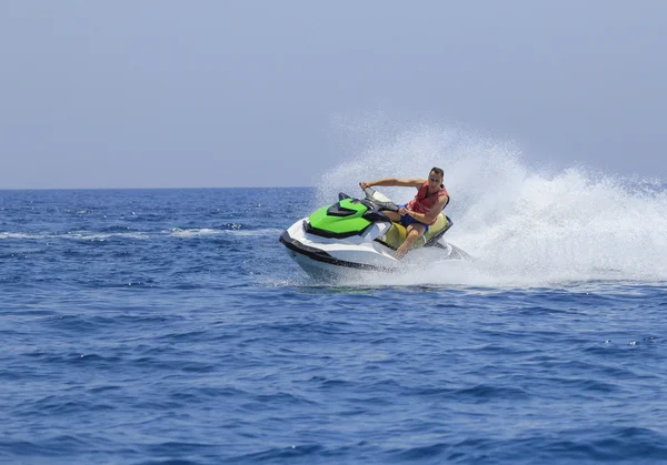 Turistler jetski okyanusta sürüş keyfini