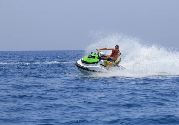 Turistas gostam de dirigir jetski no oceano — Fotografia de Stock