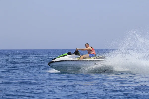Turistler jetski okyanusta sürüş keyfini
