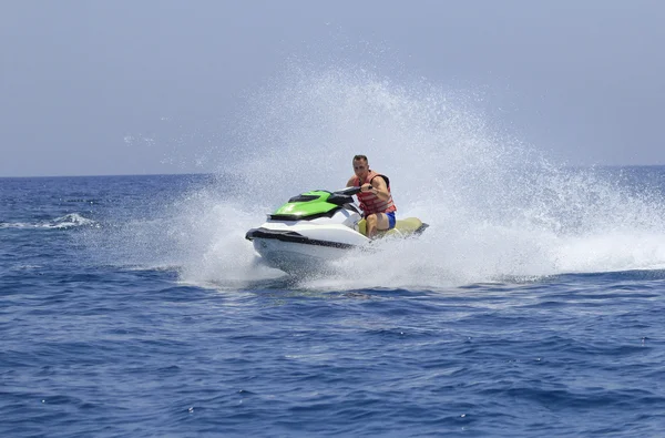 Turistler jetski okyanusta sürüş keyfini