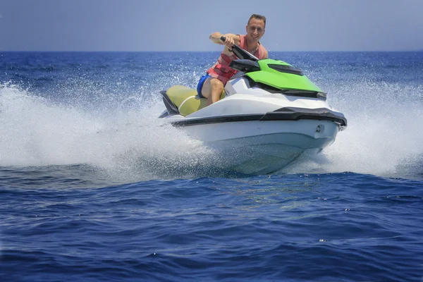 Turistler jetski okyanusta sürüş keyfini