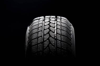 Siyah araba lastiği 