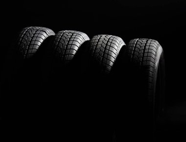 Siyah araba lastiği