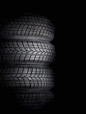 Siyah araba lastiği 