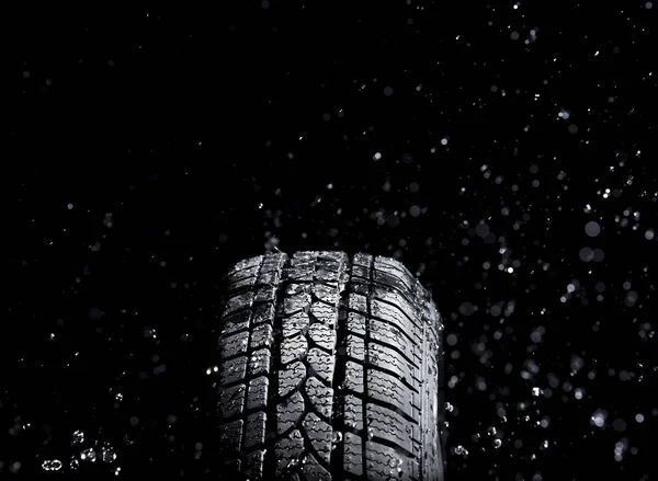 Pneu enquanto chove — Fotografia de Stock