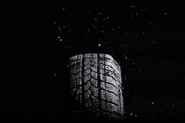 Neumático mientras llueve — Foto de Stock