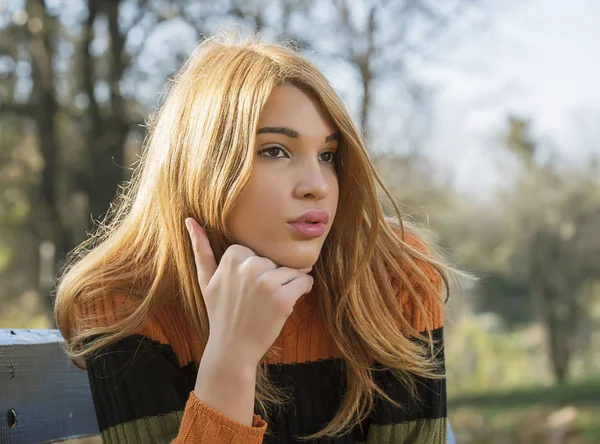 Giirl im park — Stockfoto