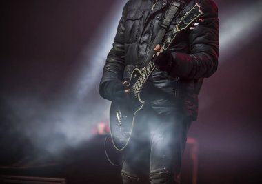 bir gitar gitarist