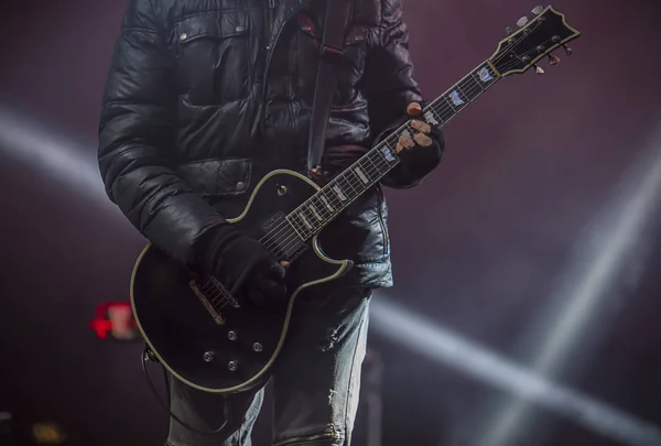 Guitarrista tocando guitarra — Fotografia de Stock