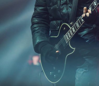 Gitar çalan gitarist