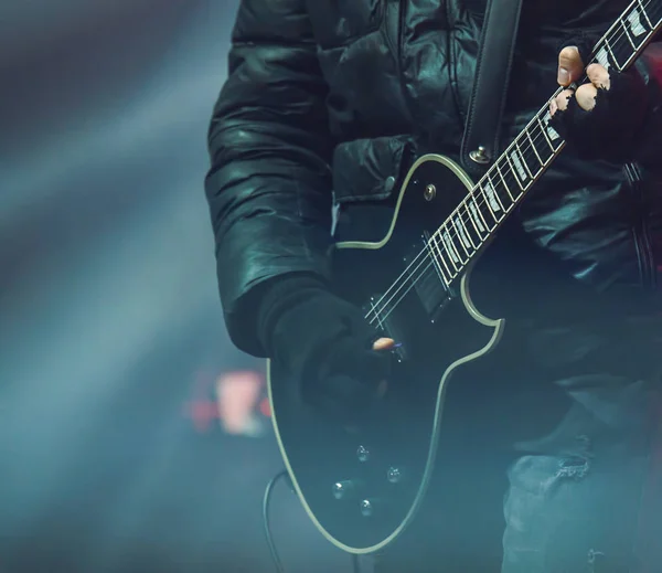 Guitarist playing guitar — Stock Photo, Image