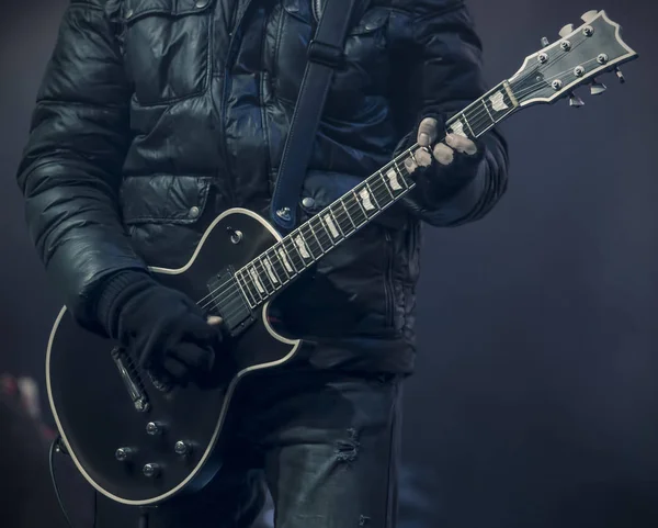 Gitarzysta gra na gitarze — Zdjęcie stockowe