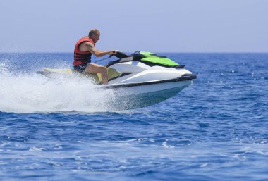 Jet-ski üzerinde eğleniyor