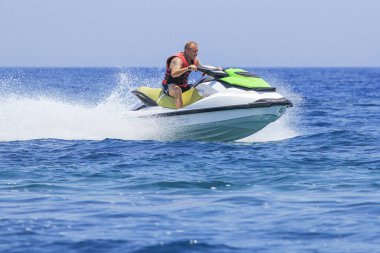 Jet-ski üzerinde eğleniyor