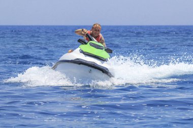 Jet-ski üzerinde eğleniyor