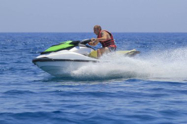 Jet-ski üzerinde eğleniyor
