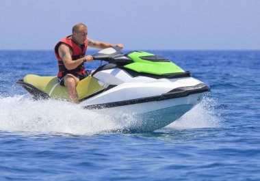 Jet-ski üzerinde eğleniyor