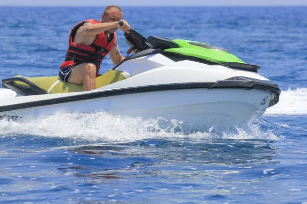 Jet-ski üzerinde eğleniyor