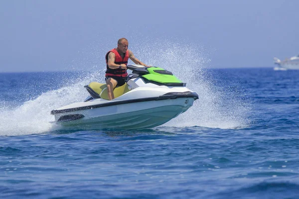 Jet-ski üzerinde eğleniyor