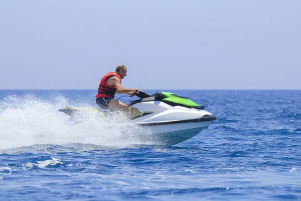 Jet-ski üzerinde eğleniyor