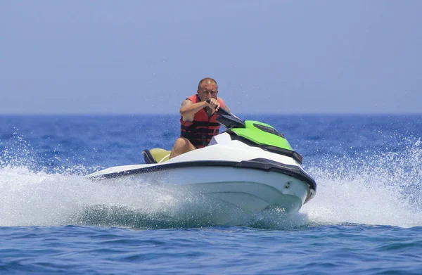 Jet-ski üzerinde eğleniyor