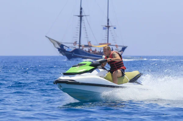 Jet-ski üzerinde eğleniyor