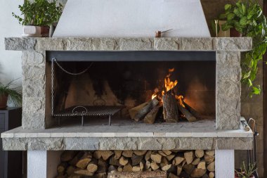 Şöminede yangın var.