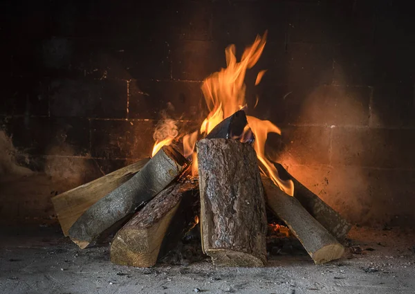 Fuego en la chimenea —  Fotos de Stock