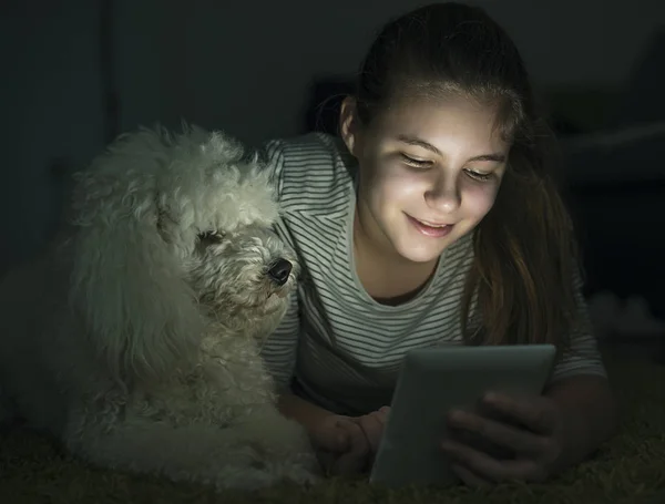 女孩，狗和平板电脑 — 图库照片