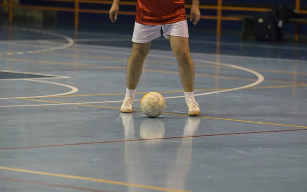 Futsal speler in de sporthal — Stockfoto