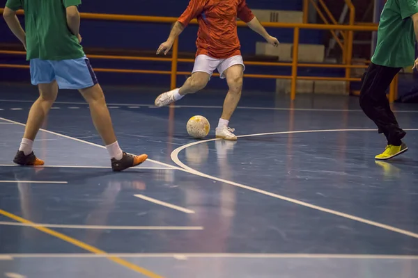 Jogador de Futsal na sala de esportes — Fotografia de Stock