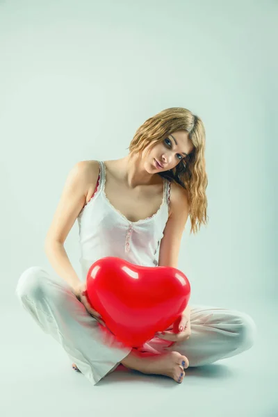 Hermosa chica withred globo — Foto de Stock