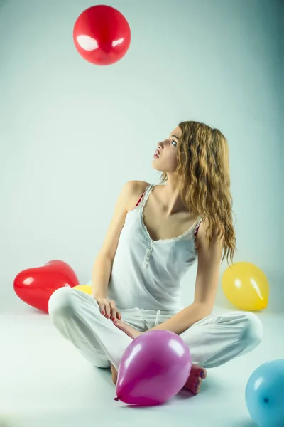 Όμορφη κοπέλα με μπαλόνια — Φωτογραφία Αρχείου