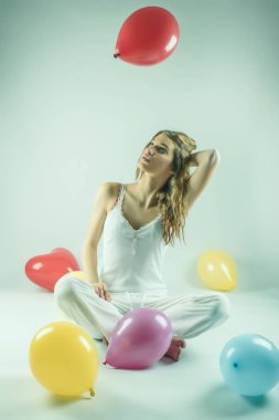 Balonlu güzel kız