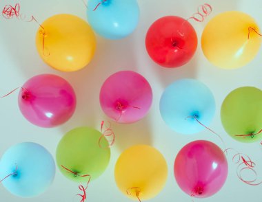 Grup çok renkli balonlar