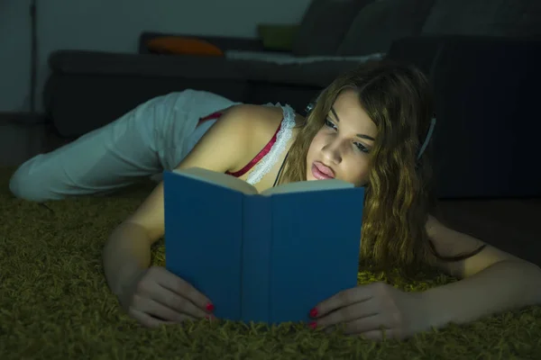 Linda chica leyendo un libro — Foto de Stock