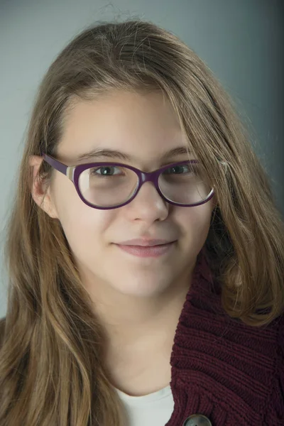 長い髪の 10 代の女の子 — ストック写真