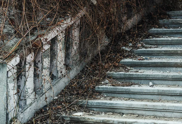 Alte verfallene Treppe — Stockfoto