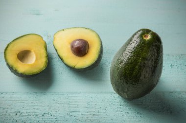 Eski tahta üzerinde avokado