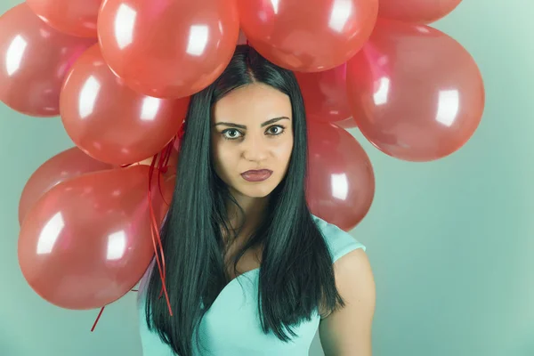 Flicka med röda ballonger — Stockfoto