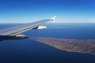 Bir uçağın penceresinden bak