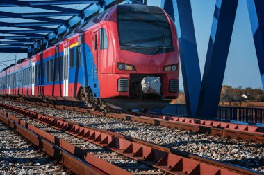 Tren köprüden gider