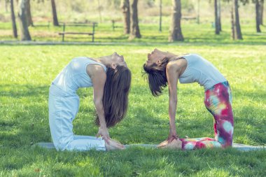 Yoga yaparken iki kız