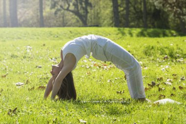 Yoga yapan kız.