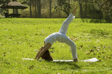 Yoga yapan kız.