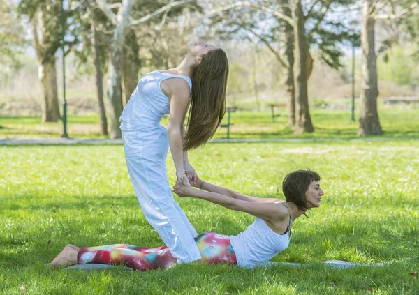 Yoga yaparken iki kız — Stok fotoğraf