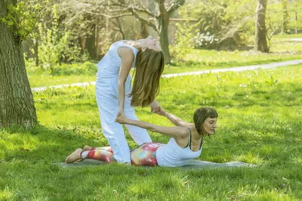 Two girls doing yoga — Zdjęcie stockowe